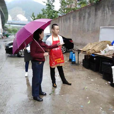 冒雨访辖区   雨中显担当——浆水泉西路社区中秋假期巡查保安全