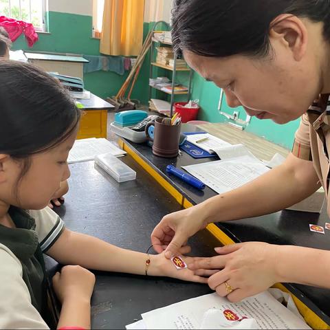 城里小学二2班平安传递——把安全攥在手心里