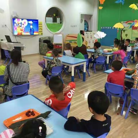 “五月五，是端阳；插艾叶，挂香囊； 五彩线，手腕绑；吃粽子，沾白糖； 龙舟下水喜洋洋。”