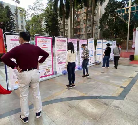 居民牵手共谱生育关怀曲