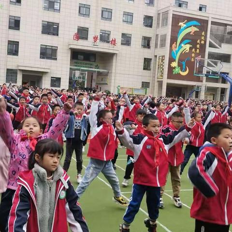 打开校门，家校共育；携手共进，花儿盛开