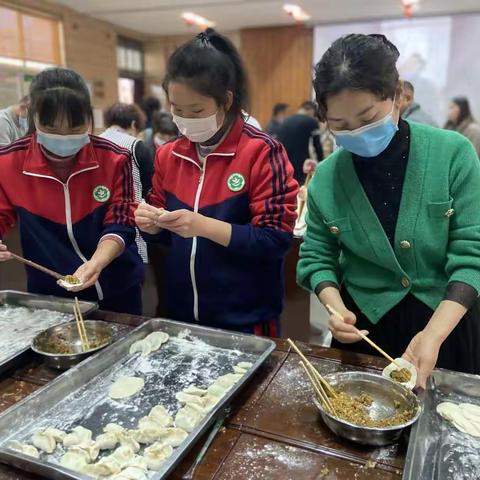 云端师生冬至乐                          传统剪纸情意浓