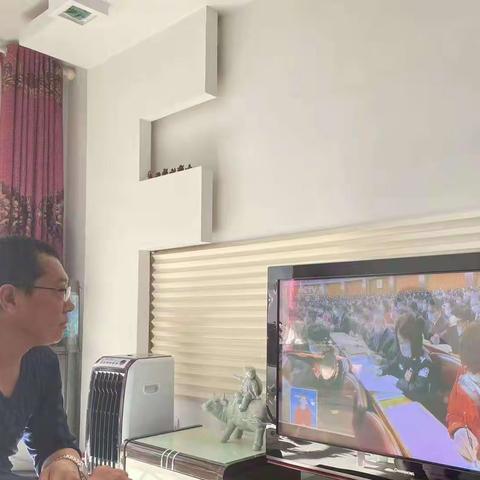 台阁牧中心校全体师生收看党的二十大开幕会