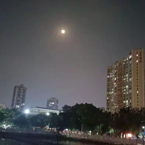 中秋赏月游子思乡