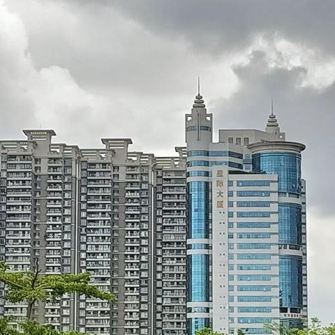 雨中漫步享受秋天的美好