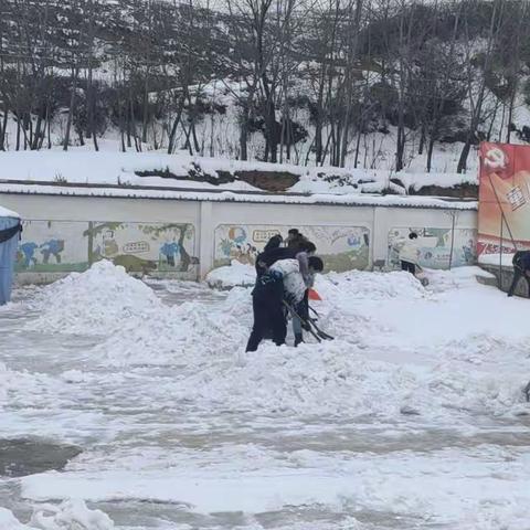 瑞雪满校园，清雪暖人心——榆盘镇马河小学清除校园积雪活动纪实