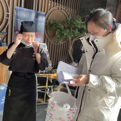 定期走访商户，提升现金服务质量