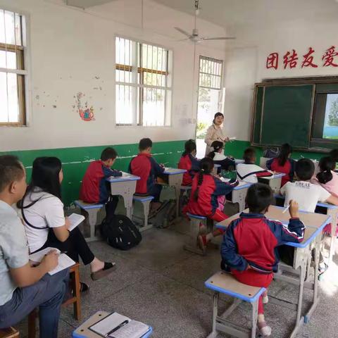 才丰小学组织教师随堂听课及教学常规督促的活动。