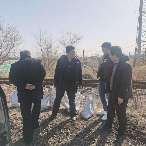 唐山市市政工程环境卫生事务中心领导赴龙华东道施工现场指导调度工作