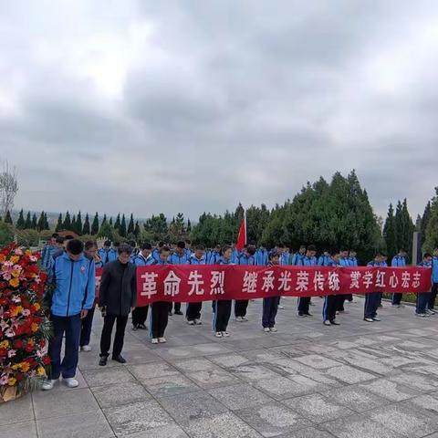 润雨清明，缅怀先烈——枣庄一中师生代表赴军魂园扫墓