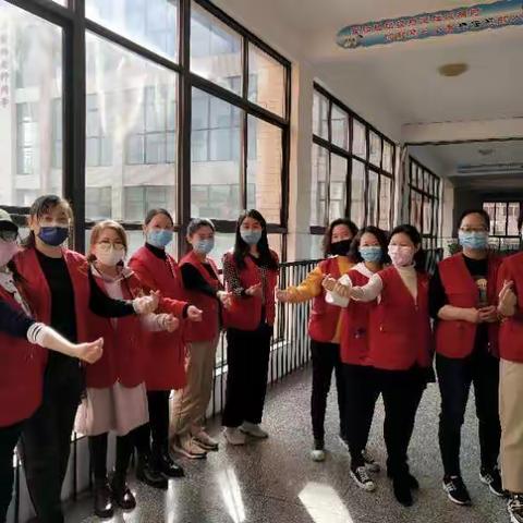 四年级全体教师为开学做准备