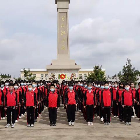 缅怀革命先烈，传承红色基因——记东方小学清明节草楼烈士陵园祭扫活动