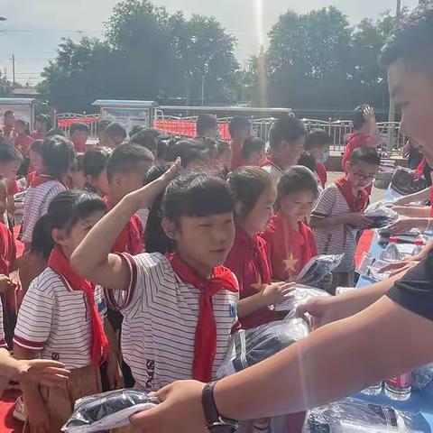 沟上村委献爱心，少年儿童齐欢欣！——沟上中心小学第十六届校园文化艺术节之礼物发放仪式