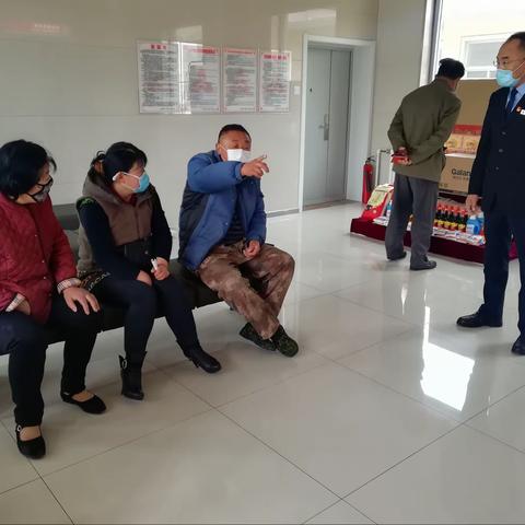 钦岛支行助力社保缴费