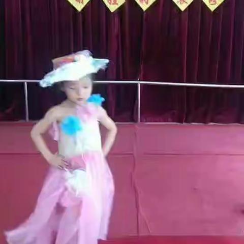 变废为宝——金色童年幼儿园环保时装秀。