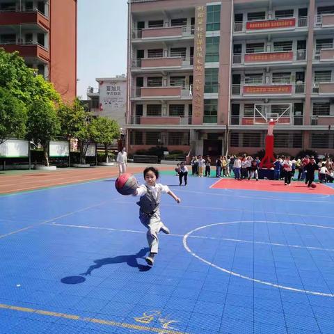 运球接力欢乐多 ——记2006班运乒乓球、运篮球接力赛