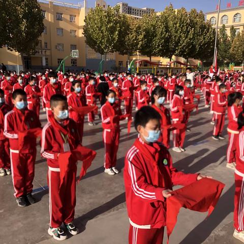 请党放心，强国有我——阿图什市第一小学“扣好人生第一粒扣子，系好人生第一条领巾”新队员入队仪式