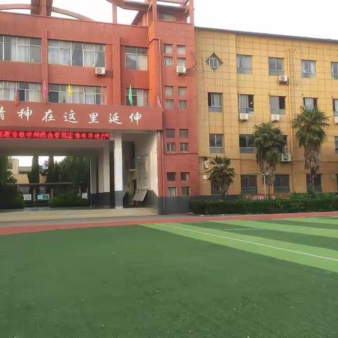 在阳光下成长，在欢乐中飞翔一一黄冈英才学校五二班！