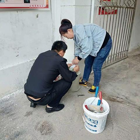 10月17日下午，山城路街道纪工委张书记和两干两警到社区开展了一次创建文明城市、清洁家园的活动。