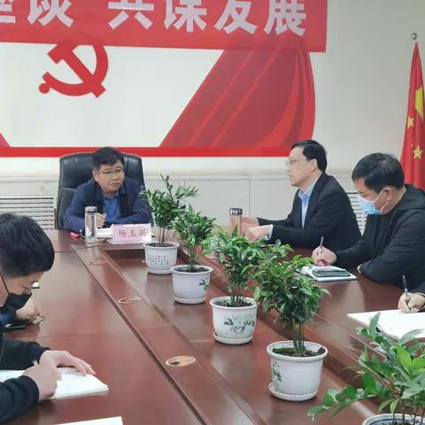 县委副书记杨玉兴到岳城镇召开疫情防控工作调度会