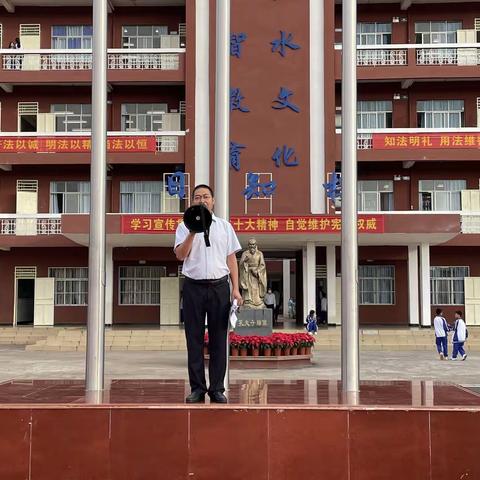 激励先进，再攀高峰                   ——陵水中学高一年级期中考试表彰大会