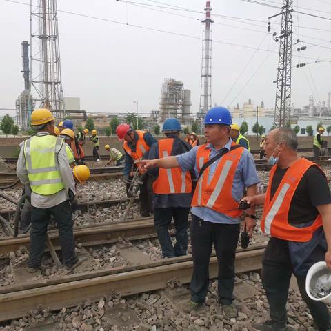 细雨不抵施工热  侯月首站分外忙