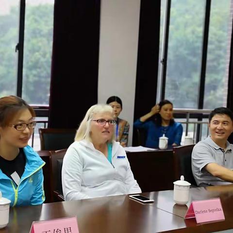 look！美国赴舟山播音747技术指导华盛顿大学教授Darlene sptelka前来参观这所建筑学校！