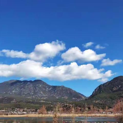 苍山九溪十八峰，洱海碧波云胧月。