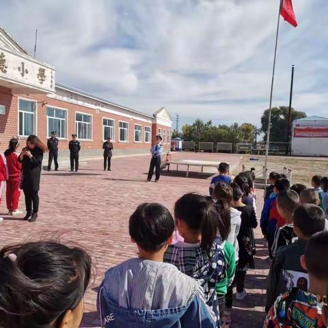 平时忙演练 难时保平安——鹤鸣湖镇中心小学开展安全演练活动