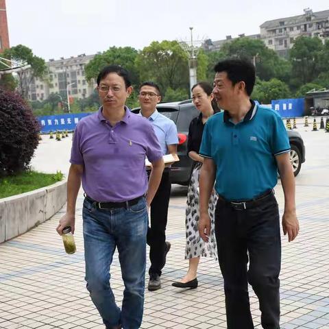 市技术中心主任卢洪之深入进贤第二初级中学调研智慧校园项目