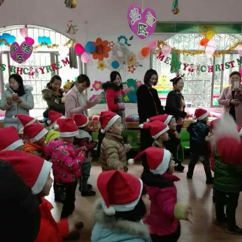 在这暖意浓浓的十二月，12月23幼儿园迎庆圣诞联欢亲子活动，可爱的家长和孩子们欢笑多多！！🎈🎈