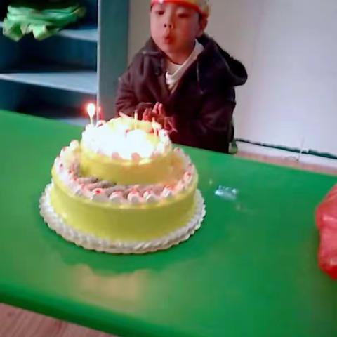 🎈🎈小朋友们有口福啦，大家一起给陈星璋小朋友庆祝生日🎉🎉🎉唱生日歌👏👏一起分享蛋糕🎂