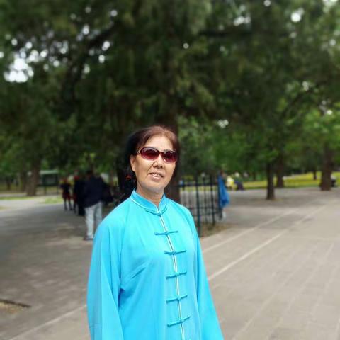 我是天坛西门站的队员，每天和队员们一起练习健身气功和太极拳。开开心心每一天。