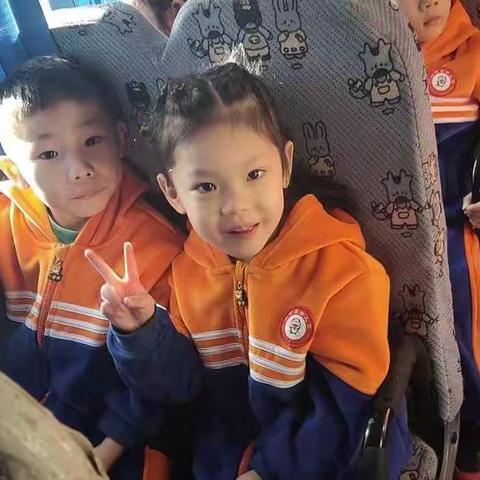 《小叮当幼儿园秋游活动》秋风送爽，果实丰收，我和秋天来个约会。