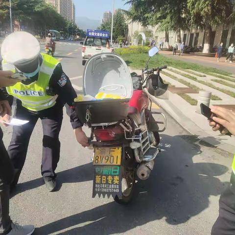 渭滨大队对清姜路电动车，摩托车进行集中整治还路于民