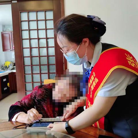 【建行成都第六支行】金融服务送到家--新光路支行上门为高龄老人办理业务