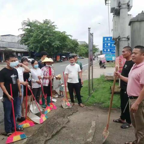 茶根村委会开展人居环境卫生整治活动迎接国庆节