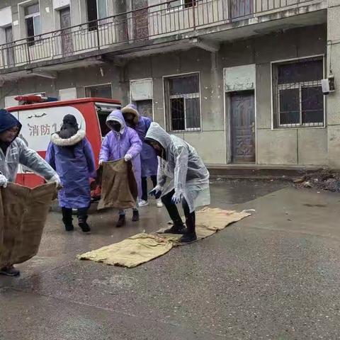 永丰街道郑家咀社区融雪防冻大行动