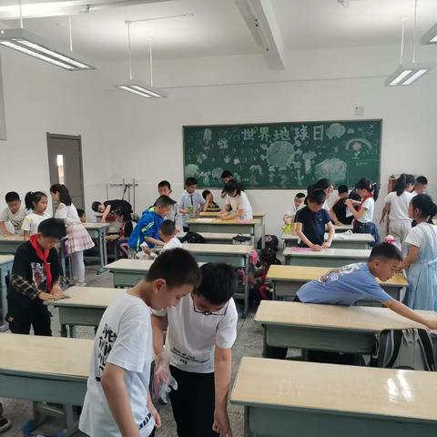 我给课桌洗洗脸——太华路小学三年级4班主题班会