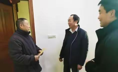 陕西平利建筑工程公司党支部受县住建局党委委托慰问公司老党员及特困退休工人