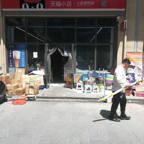 滨河左岸社区为迎接创卫复审工作对占道经营商铺进行劝导并责令整改