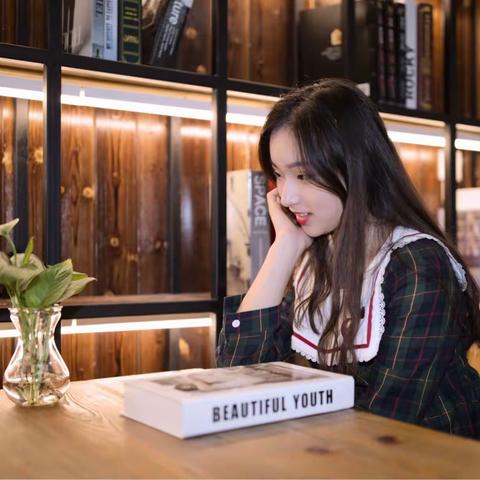 咖吧书吧的女生