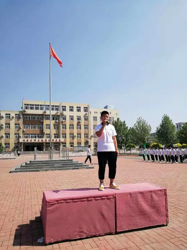 蓟州区邦均中学举行以"阳光心理 珍爱生命"为主题的第十六周升旗仪式