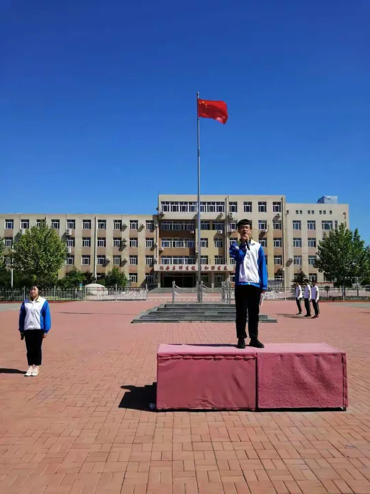 蓟州区邦均中学举行以"珍惜时间 决战高考"为主题的第十五周升旗仪式