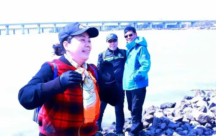 松花江水波连波，狗岛徒步乐呵呵！美酒飘香歌声扬，驴友真诚也活泼。