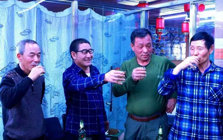 松花江水波连波，狗岛徒步乐呵呵！美酒飘香歌声扬，驴友真诚也活泼。