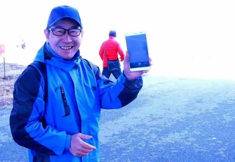 松花江水波连波，狗岛徒步乐呵呵！美酒飘香歌声扬，驴友真诚也活泼。