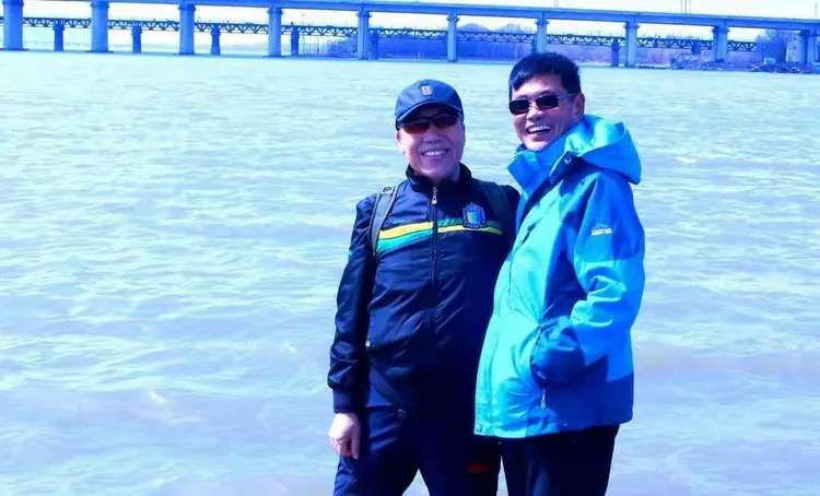 松花江水波连波，狗岛徒步乐呵呵！美酒飘香歌声扬，驴友真诚也活泼。