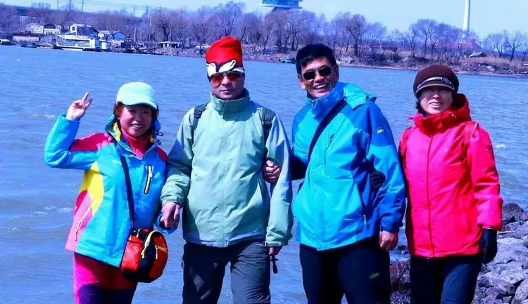 松花江水波连波，狗岛徒步乐呵呵！美酒飘香歌声扬，驴友真诚也活泼。