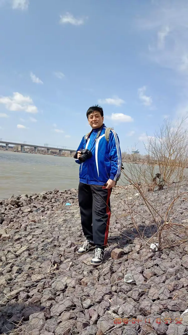 松花江水波连波，狗岛徒步乐呵呵！美酒飘香歌声扬，驴友真诚也活泼。